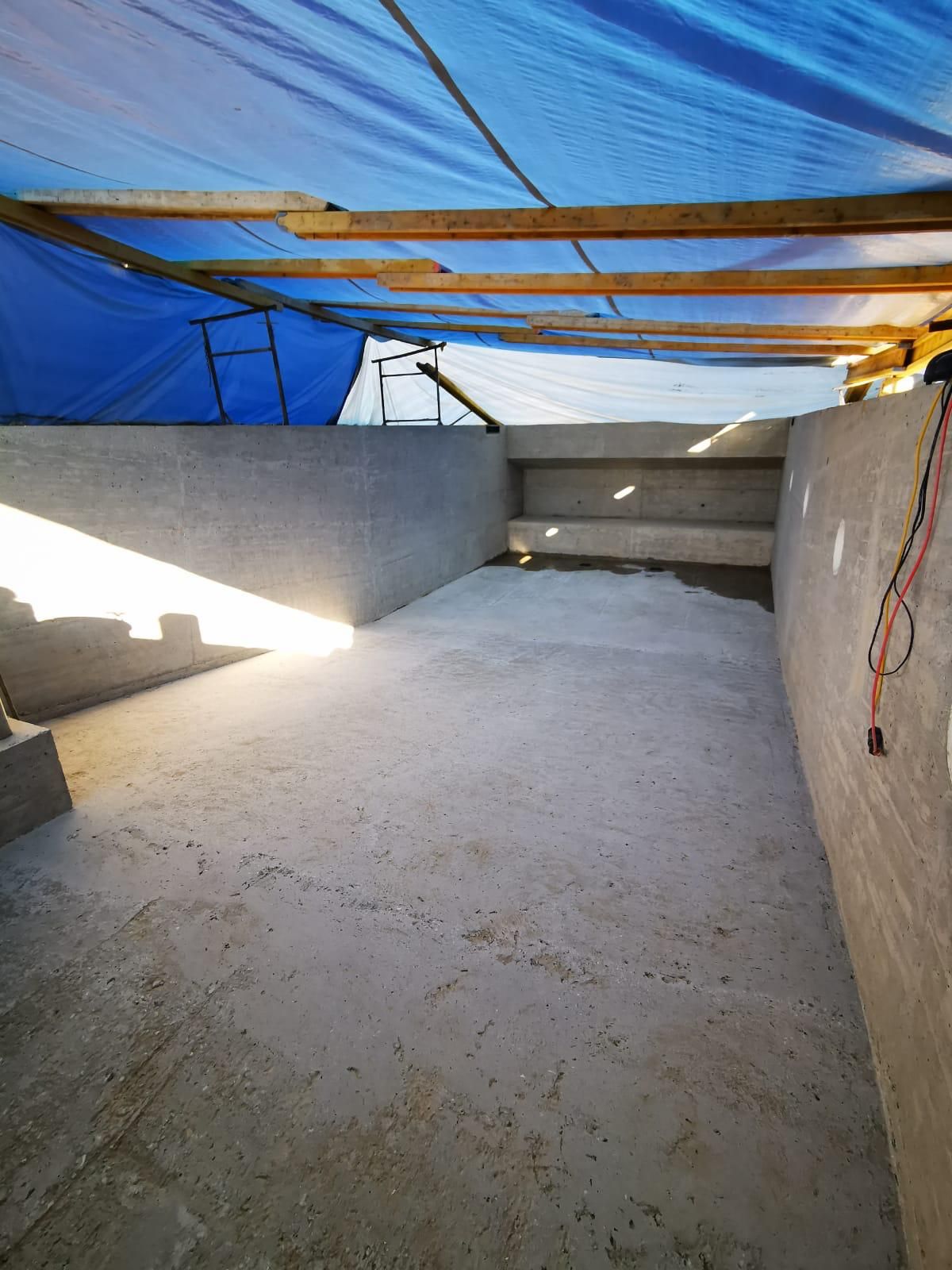 Avant : Pose de carrelage pour une piscine à Founex