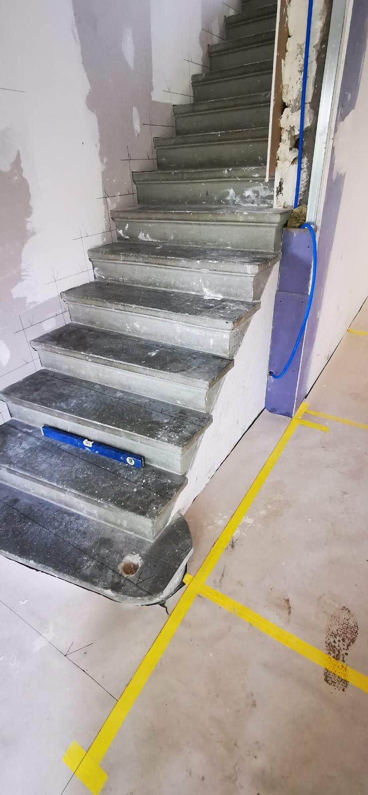 Avant : Pose de parquet sur un escalier à Tannay